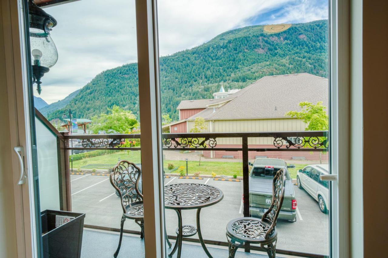 Harrison Grand Motel Harrison Hot Springs Exterior foto